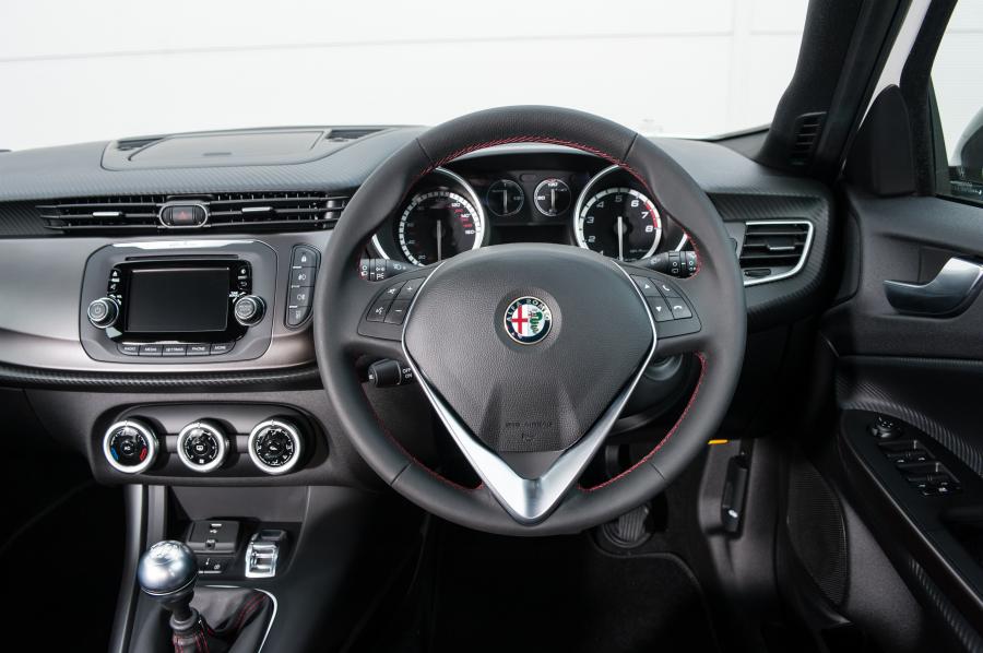 Торпедо Alfa Romeo Giulietta Sprint (940) 2014 года  (UK) (фото 5 из 5)